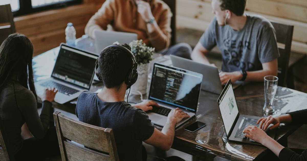Emprendedor trabajando en una laptop mientras administra su panel de reventa