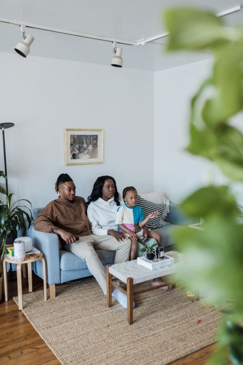 Padres e hijo disfrutando de contenido en streaming en casa
