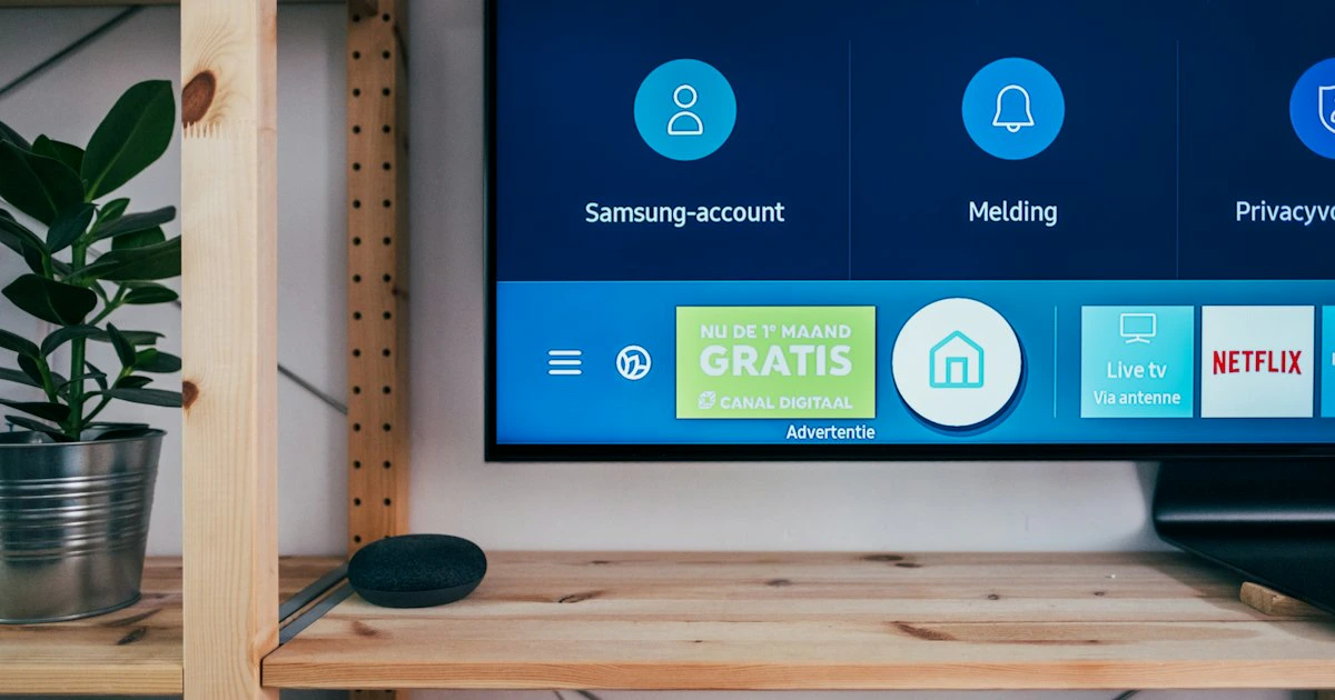 Sala con televisor mostrando una interfaz de streaming, representando el consumo de IPTV en el hogar