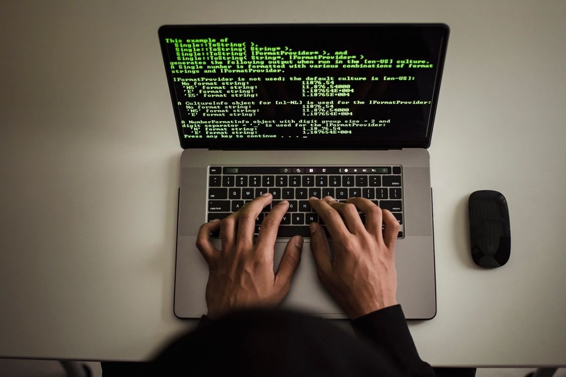 Emprendedor gestionando su negocio digital de suscripciones desde una laptop