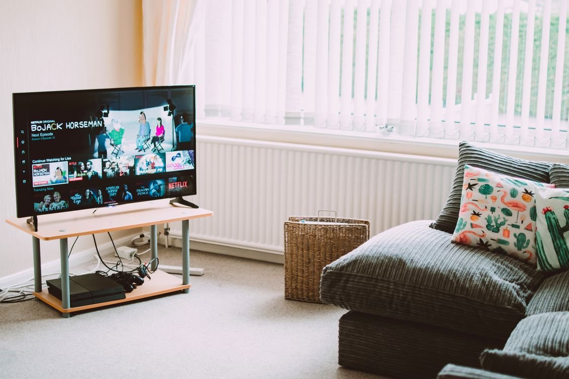 Televisor inteligente mostrando contenido de streaming en una sala moderna