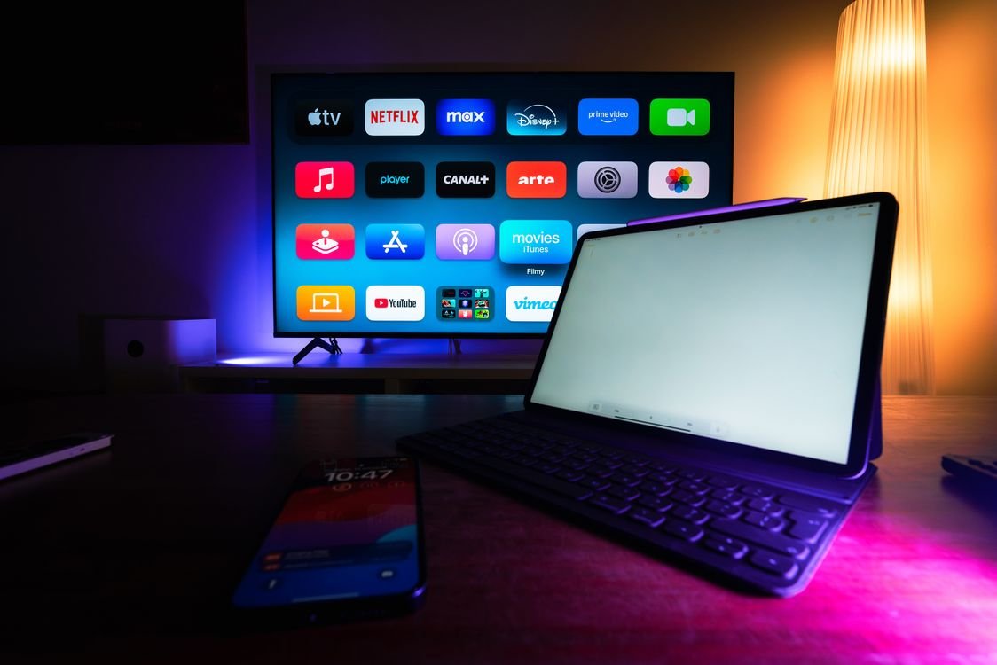 Dispositivos inteligentes con aplicaciones de streaming en un hogar moderno