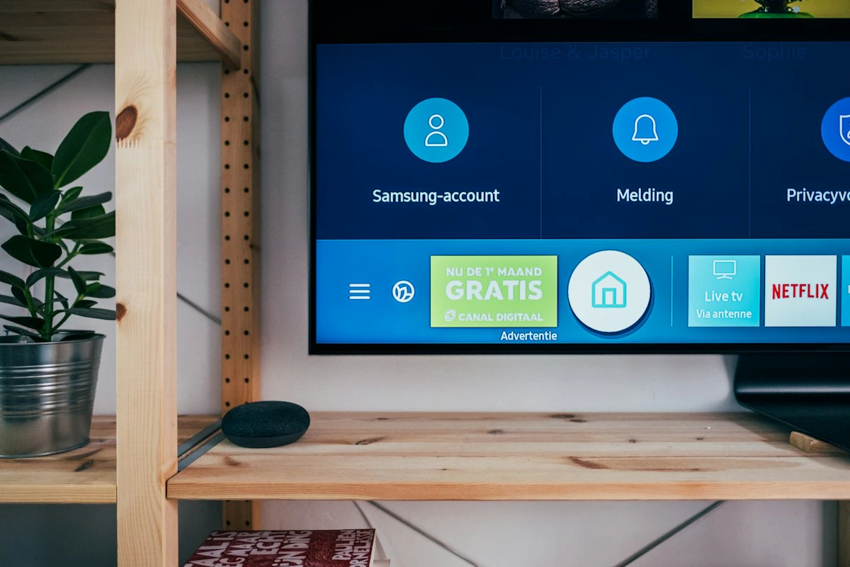 Televisor de pantalla plana en una sala moderna mostrando un servicio de streaming