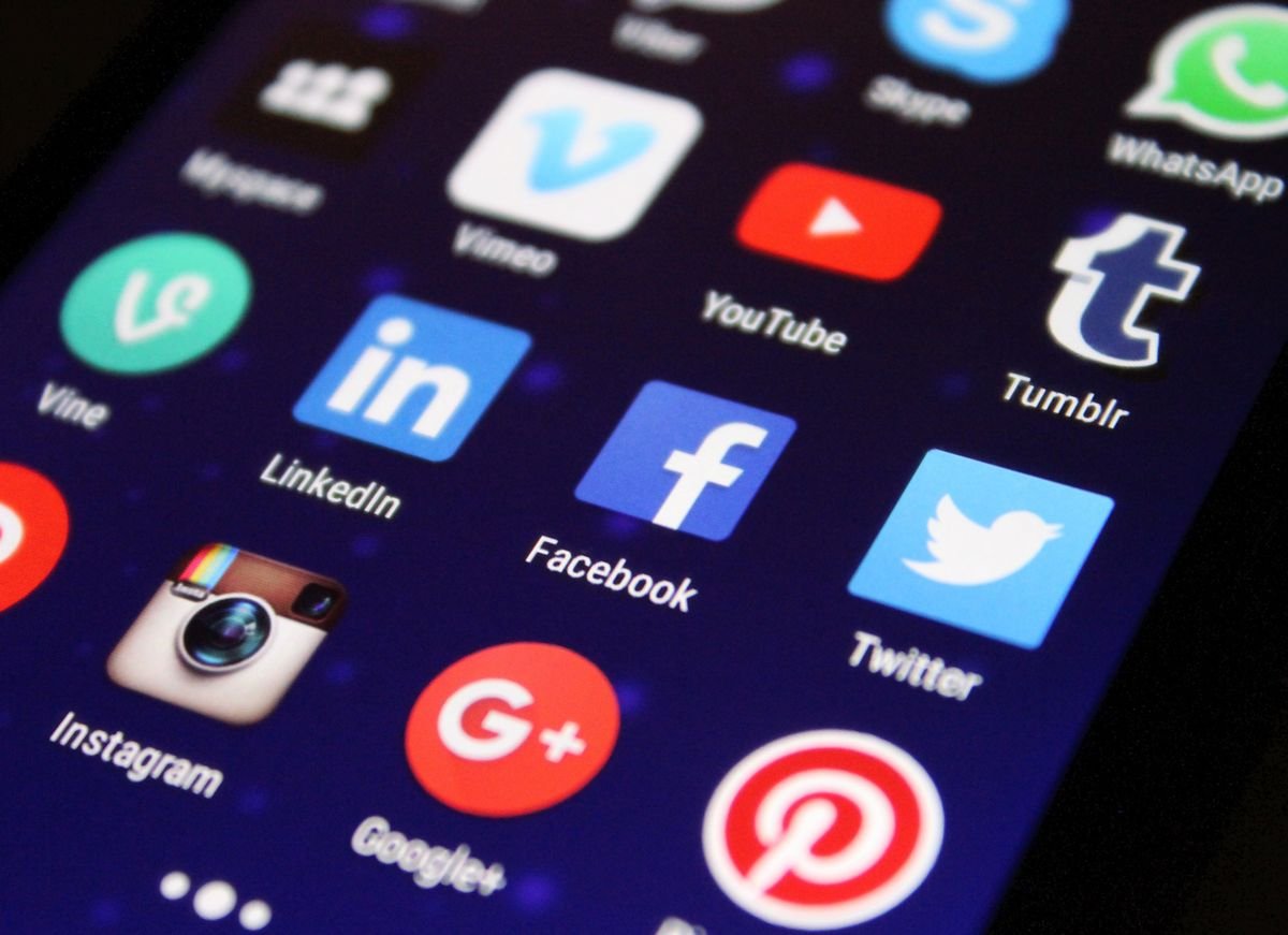 Íconos de redes sociales en la pantalla de un teléfono, canales para promocionar un negocio IPTV